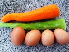 准备原材料鸡蛋、莴笋和胡萝卜去皮洗净沥干水份