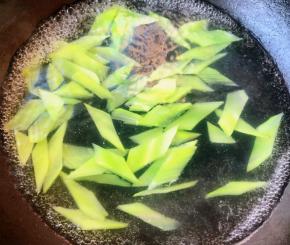 锅中烧开水放入莴笋焯水断生后立即放入冷水中过凉沥干水份