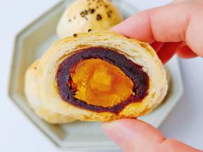 轻轻一咬酥的满地掉渣，淡淡的玫瑰香气沁人的花香在唇齿间弥漫开来，即使是第一次品尝，也会瞬间爱上这个感觉！