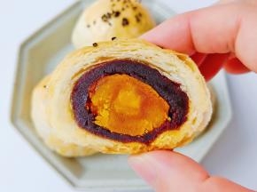 轻轻一咬酥的满地掉渣，淡淡的玫瑰香气沁人的花香在唇齿间弥漫开来，即使是第一次品尝，也会瞬间爱上这个感觉！