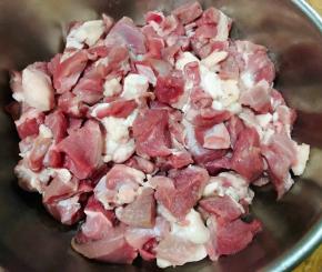 新鲜羊肉买回来清水浸泡半小时洗净切成小块