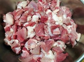 新鲜羊肉买回来清水浸泡半小时洗净切成小块