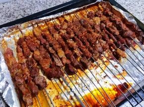 烤好的羊肉串取出满屋飘香