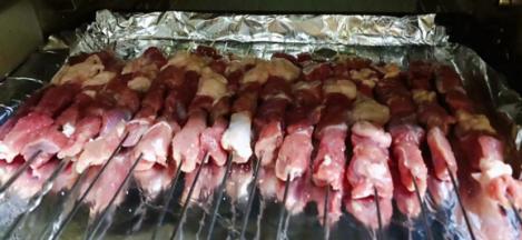 羊肉串放入烤箱上下火200度烤二十分钟