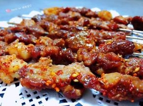 看着诱人的羊肉串止不住的咽口水