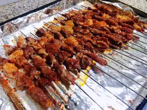 羊肉串取出均匀的撒上烧烤料
