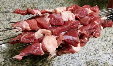 签字用开水烫一下冲洗干净依次将羊肉串起来