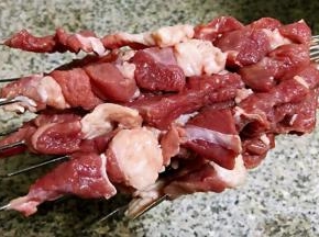 签字用开水烫一下冲洗干净依次将羊肉串起来