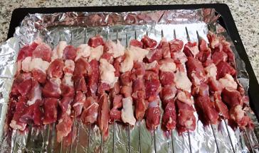 烤盘铺上锡纸摆上羊肉串