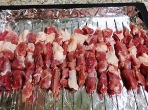 烤盘铺上锡纸摆上羊肉串