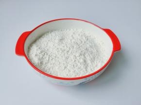 把低筋面粉，玉米淀粉以及奶粉用筷子搅拌均匀。