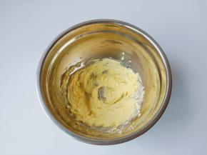 软化好的黄油加入糖粉用搅拌机打发至发白。