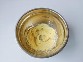 软化好的黄油加入糖粉用搅拌机打发至发白。