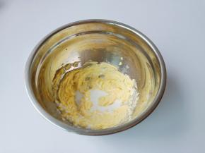 多次少量加入牛奶搅拌均匀。