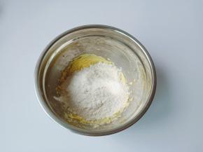最后加入粉类，一定要记得过筛加入。