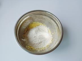 最后加入粉类，一定要记得过筛加入。