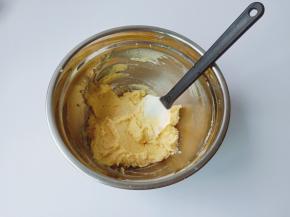 用翻拌刀翻拌均匀即可。