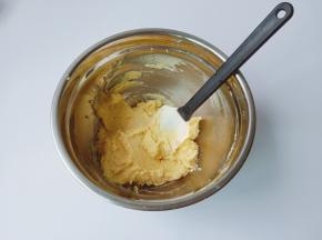 用翻拌刀翻拌均匀即可。