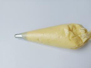 裱花袋装入模具，再装入面糊。