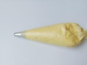 裱花袋装入模具，再装入面糊。