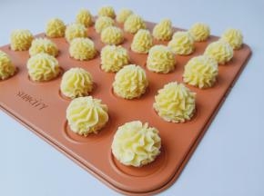 手握裱花袋垂直向下在不粘烤盘上挤出花纹【这个模具做饼干或者曲奇都是不错的选择】