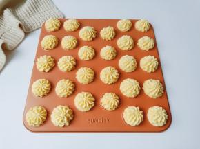 烤好的曲奇颜色漂亮，由于是低温烘烤，花纹都没有变形。