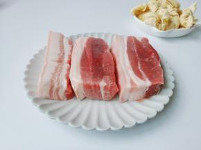 挑选肉色鲜红、脂如白雪的五花肉来做最新鲜了！