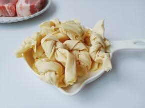 千张结根据自己的喜欢可以用其他食材替换。