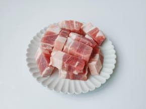 五花肉切小块【五花肉可以先冷冻半小时再切就非常容易】