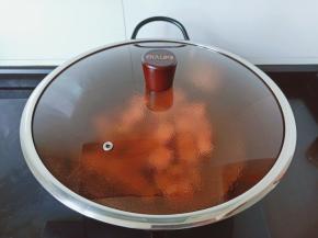 盖上盖子开大火焯水2分钟。