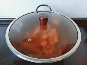 盖上盖子开大火焯水2分钟。