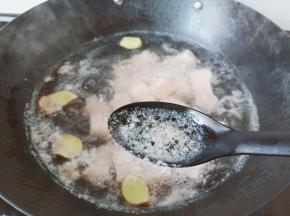 焯水期间撇去浮沫。焯水过后的五花肉记得清洗一下浮沫，控干水份备用。