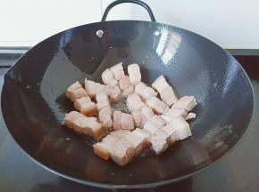 热锅热油放入五花肉爆炒。