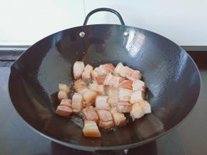 爆炒到五花肉表面微黄，油脂渗透出来就盛盘备用。