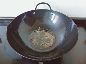 热锅凉油放入冰糖小火炒至。