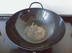 热锅凉油放入冰糖小火炒至。