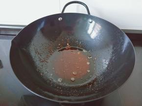 糖色炒出来成为金黄色的糖浆状就可以了。