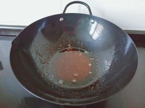 糖色炒出来成为金黄色的糖浆状就可以了。