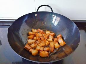 即可放入五花肉翻炒至上色。
