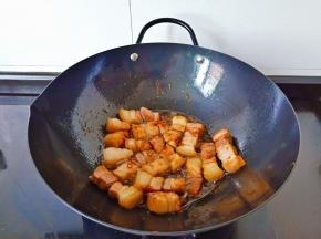 即可放入五花肉翻炒至上色。