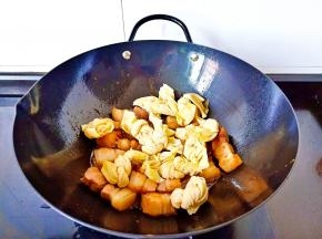 加入千张结一起翻炒。