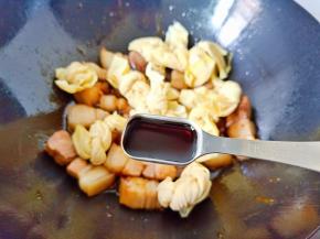 加入生抽2勺，盐1勺。