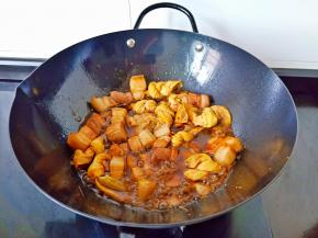 将调味料翻炒均匀。