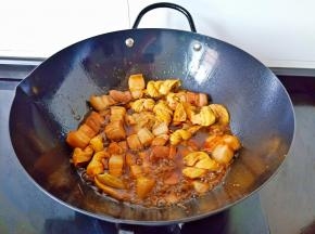 将调味料翻炒均匀。