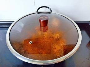 盖上盖子开大火炖开，转中火慢慢炖。