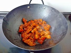 炖到锅里汤汁差不多可以开大火收汁。