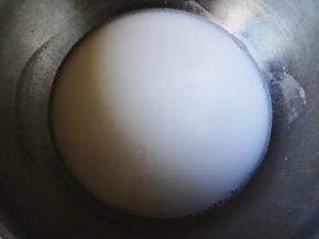 加入白糖和玉米油，搅拌均匀