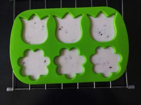 将米糊倒入模具