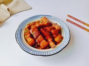 烧好的五花肉满屋子飘香。