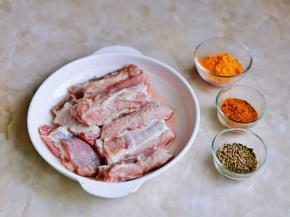 准备食材，一根肋排剁三段，冷水泡30分钟，途中需要多次换水，将血水泡出来。